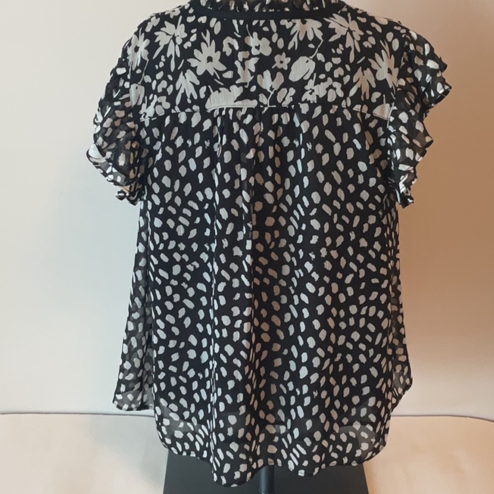 Cupcakes and Cashmere Black and White Top - Picture 9 of 13